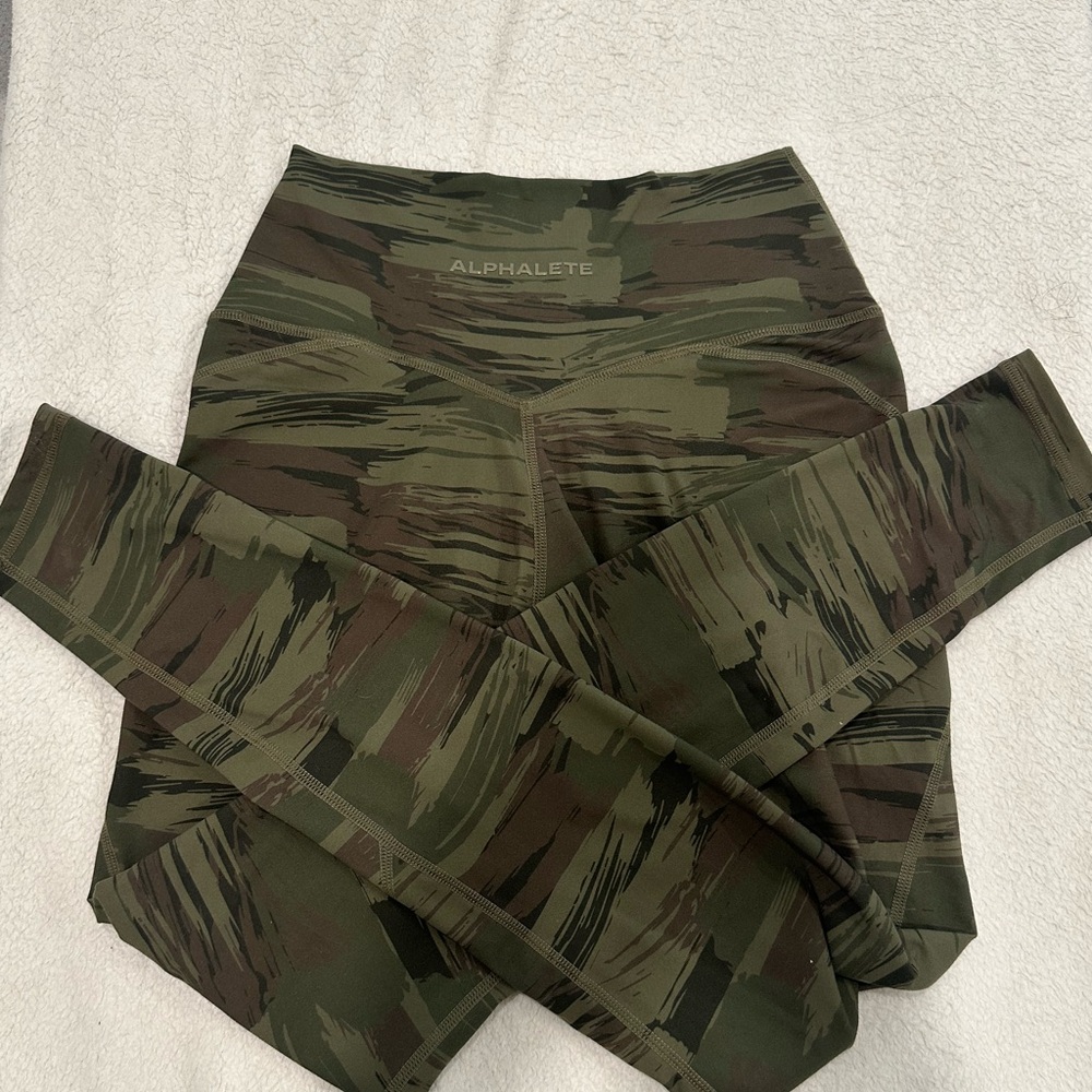 Alphalete camo leggings like new.